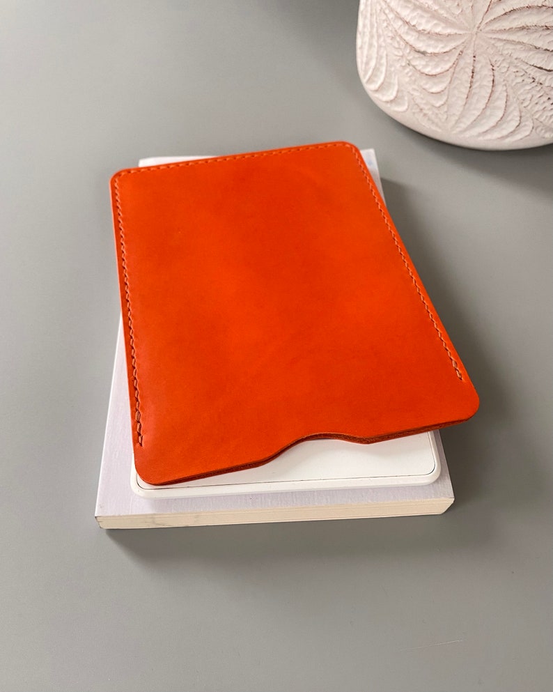 E-Reader-Lederhülle in Orange, erhältlich für Kindle, Tolino, Kobo und PocketBook E-Readern sowie für kleinere Tablets, personalisierbar Bild 4