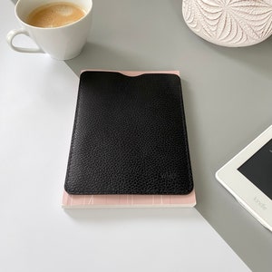 Elegante E-Reader und Tablet-Lederhülle in Schwarz für Kindle, Tolino, Kobo und PocketBook-Geräte sowie für kleinere Tablets Bild 2