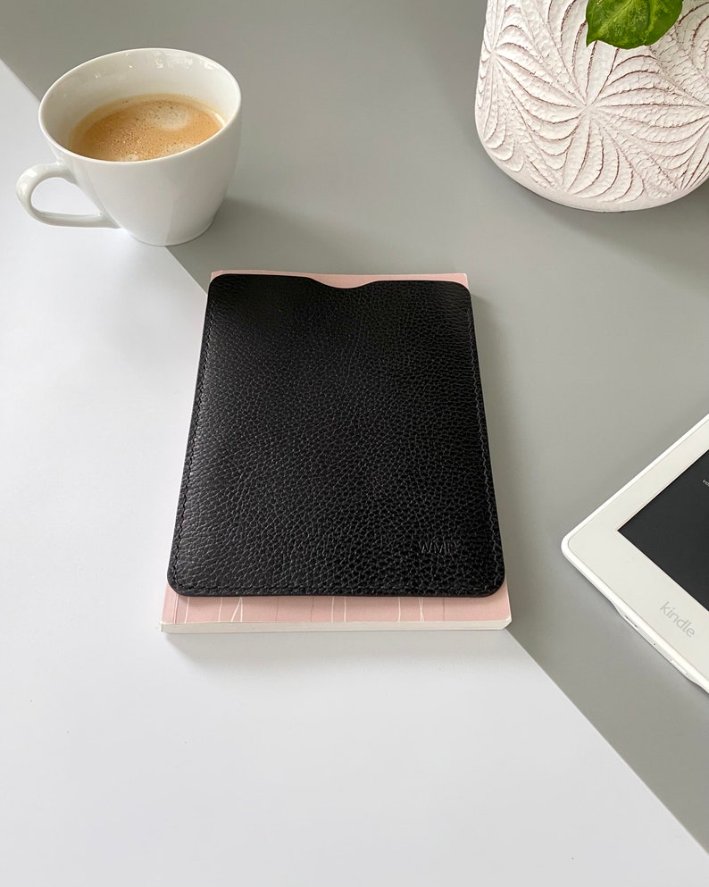 Elegante E-Reader und Tablet-Lederhülle in Schwarz für Kindle, Tolino, Kobo und PocketBook-Geräte sowie für kleinere Tablets Bild 2