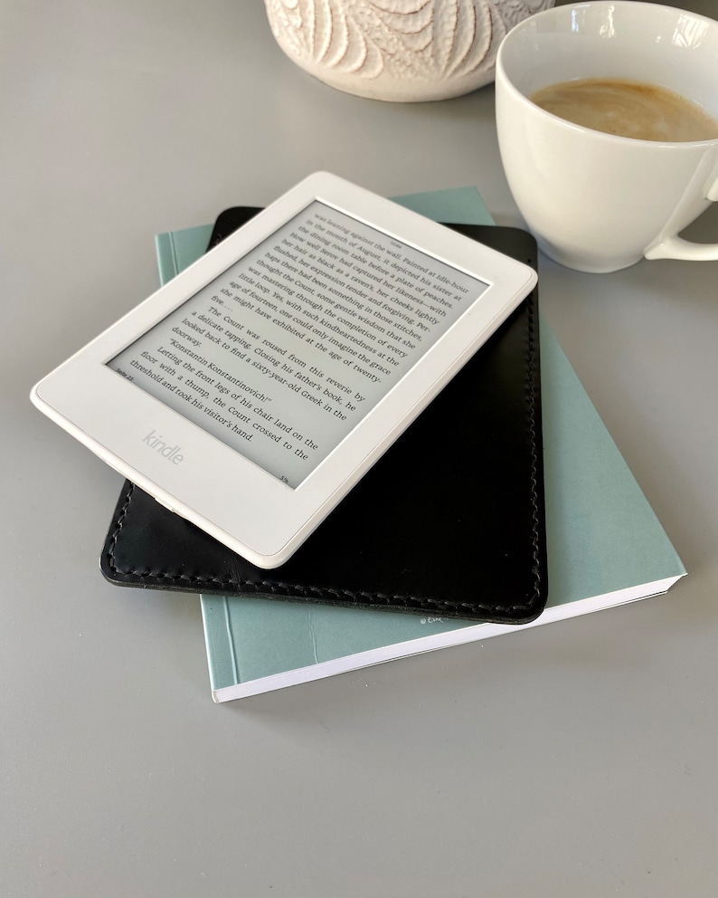 E-Reader und Tablet-Lederhülle in Schwarz, erhältlich für Kindle, Tolino, Kobo und PocketBook Geräte sowie für kleinere Tablets, mit Namen Bild 8