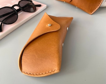 Solid, sturdy glasses case made of high-quality leather in light brown, customizable with initials or names, great gift