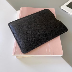 Elegante E-Reader und Tablet-Lederhülle in Schwarz für Kindle, Tolino, Kobo und PocketBook-Geräte sowie für kleinere Tablets Bild 5