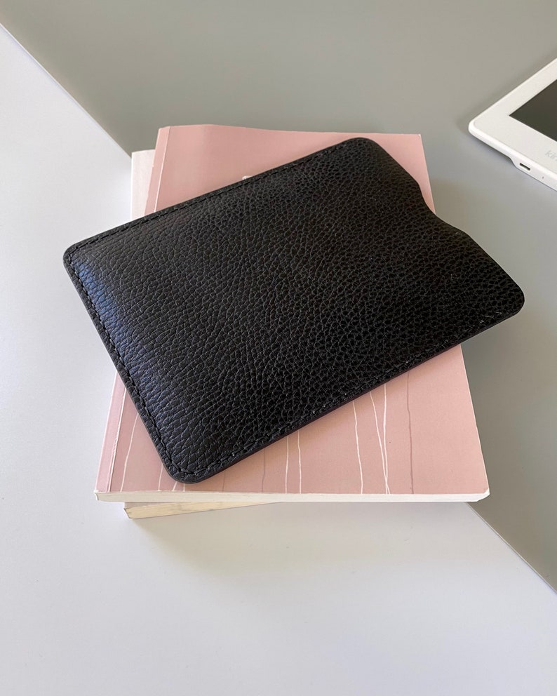 Elegante E-Reader und Tablet-Lederhülle in Schwarz für Kindle, Tolino, Kobo und PocketBook-Geräte sowie für kleinere Tablets Bild 5