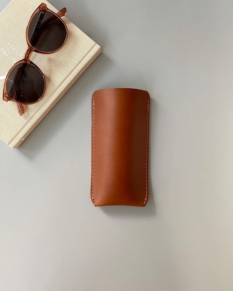 Etui à lunettes en cuir massif avec ou sans dragonne à accrocher autour du cou, en plusieurs coloris, personnalisable avec initiales ou prénom Cognac brown