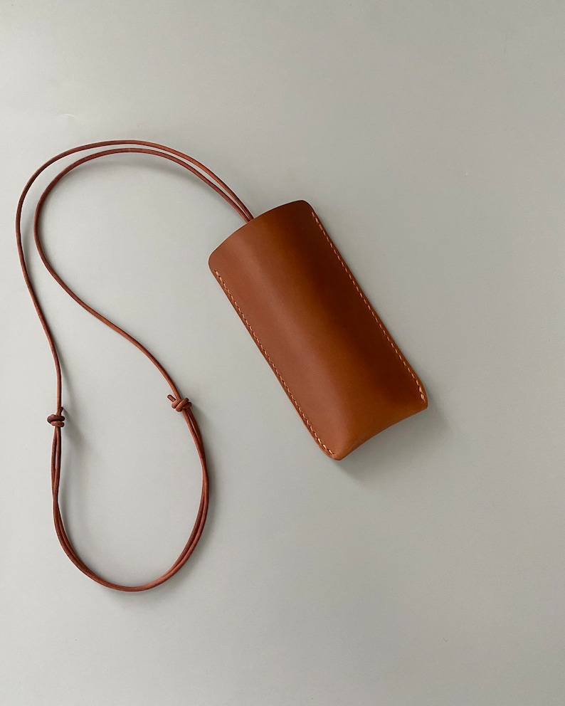 Solides Brillenetui aus Leder mit oder ohne Riemen zum Umhängen, in mehreren Farben, personalisierbar mit Initialen oder mit Namen Cognac brown + strap