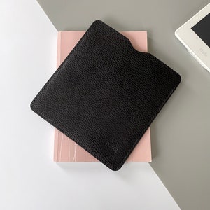 Elegante E-Reader und Tablet-Lederhülle in Schwarz für Kindle, Tolino, Kobo und PocketBook-Geräte sowie für kleinere Tablets Bild 6