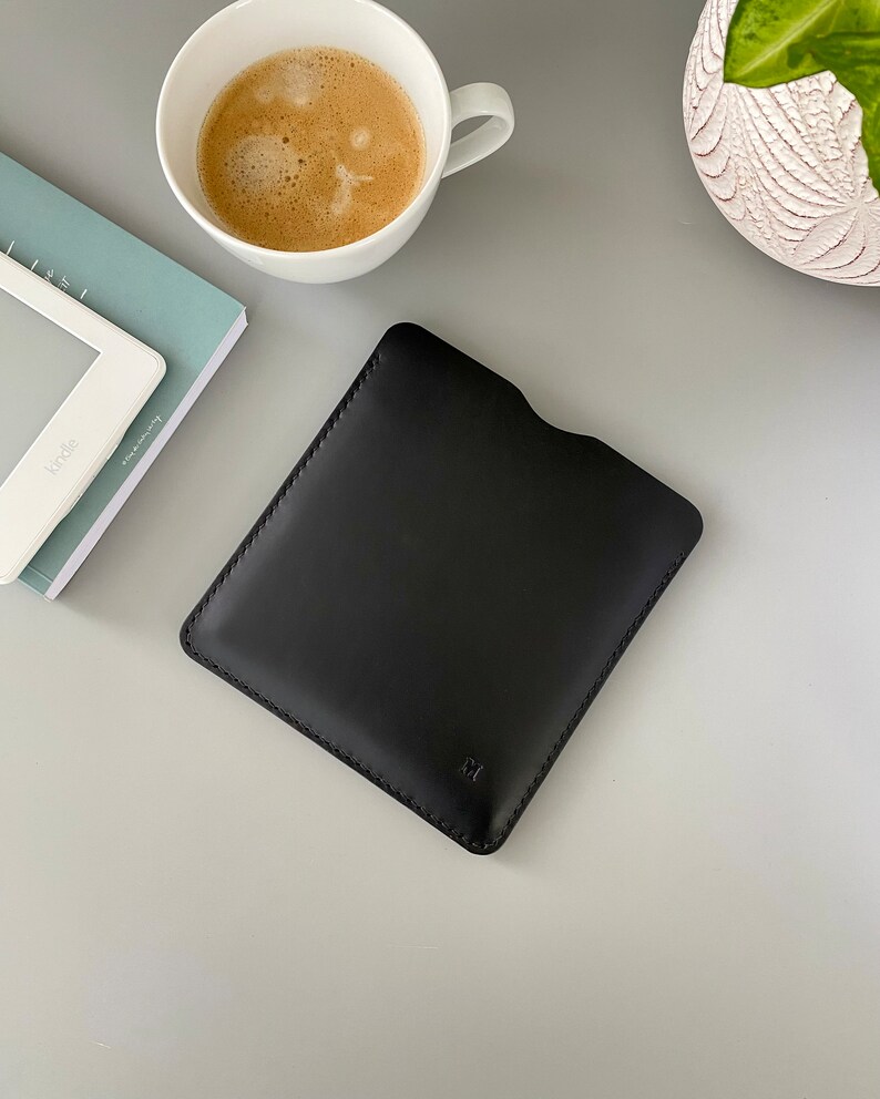 E-Reader und Tablet-Lederhülle in Schwarz, erhältlich für Kindle, Tolino, Kobo und PocketBook Geräte sowie für kleinere Tablets, mit Namen Bild 2