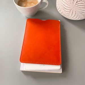 E-Reader-Lederhülle in Orange, erhältlich für Kindle, Tolino, Kobo und PocketBook E-Readern sowie für kleinere Tablets, personalisierbar Bild 2