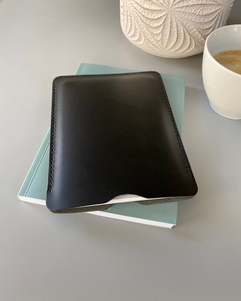 E-Reader und Tablet-Lederhülle in Schwarz, erhältlich für Kindle, Tolino, Kobo und PocketBook Geräte sowie für kleinere Tablets, mit Namen Bild 7