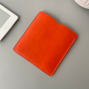 E-Reader-Lederhülle in Orange, erhältlich für Kindle, Tolino, Kobo und PocketBook E-Readern sowie für kleinere Tablets, personalisierbar Bild 6