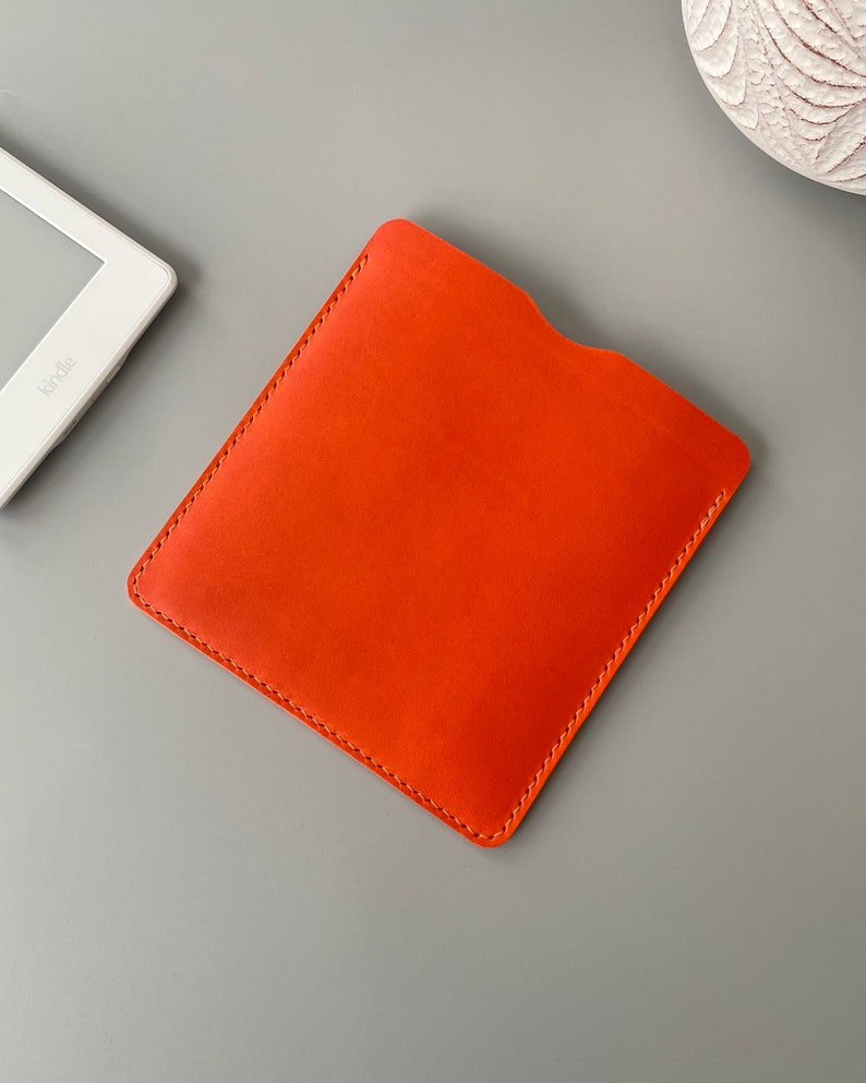 E-Reader-Lederhülle in Orange, erhältlich für Kindle, Tolino, Kobo und PocketBook E-Readern sowie für kleinere Tablets, personalisierbar Bild 6
