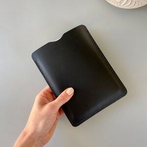 E-Reader und Tablet-Lederhülle in Schwarz, erhältlich für Kindle, Tolino, Kobo und PocketBook Geräte sowie für kleinere Tablets, mit Namen Bild 9
