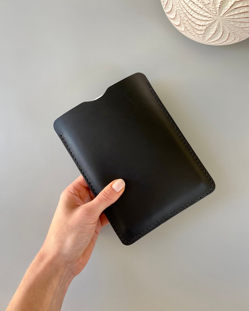 E-Reader und Tablet-Lederhülle in Schwarz, erhältlich für Kindle, Tolino, Kobo und PocketBook Geräte sowie für kleinere Tablets, mit Namen Bild 9