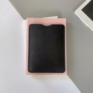 Elegante E-Reader und Tablet-Lederhülle in Schwarz für Kindle, Tolino, Kobo und PocketBook-Geräte sowie für kleinere Tablets Bild 4