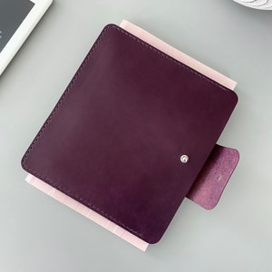 E-Reader und Tablet-Tasche aus Leder in Lila für Kindle, Tolino, Kobo, PocketBook, reMarkable und Onyx Boox Geräte und für kleinere Tablets Bild 3
