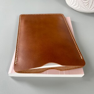 E-reader and tablet leather sleeve in cognac brown, available for Kindle, Tolino, Kobo and PocketBook devices and for smaller tablets imagem 8