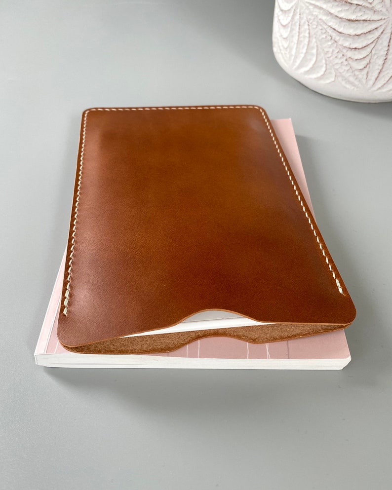 E-reader and tablet leather sleeve in cognac brown, available for Kindle, Tolino, Kobo and PocketBook devices and for smaller tablets imagem 8