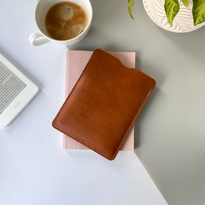 E-reader and tablet leather sleeve in cognac brown, available for Kindle, Tolino, Kobo and PocketBook devices and for smaller tablets imagem 4