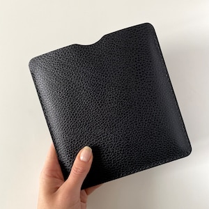 Elegante E-Reader und Tablet-Lederhülle in Schwarz für Kindle, Tolino, Kobo und PocketBook-Geräte sowie für kleinere Tablets Bild 8