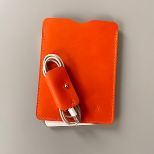 E-Reader-Lederhülle in Orange, erhältlich für Kindle, Tolino, Kobo und PocketBook E-Readern sowie für kleinere Tablets, personalisierbar Bild 5