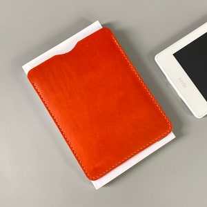 E-Reader-Lederhülle in Orange, erhältlich für Kindle, Tolino, Kobo und PocketBook E-Readern sowie für kleinere Tablets, personalisierbar Bild 3