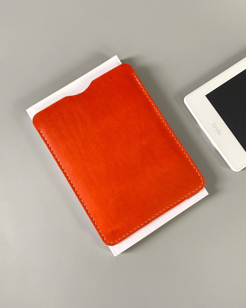 E-Reader-Lederhülle in Orange, erhältlich für Kindle, Tolino, Kobo und PocketBook E-Readern sowie für kleinere Tablets, personalisierbar Bild 3
