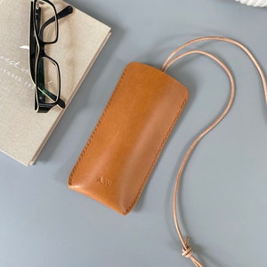 Etui à lunettes en cuir massif avec ou sans dragonne à accrocher autour du cou, en plusieurs coloris, personnalisable avec initiales ou prénom image 5