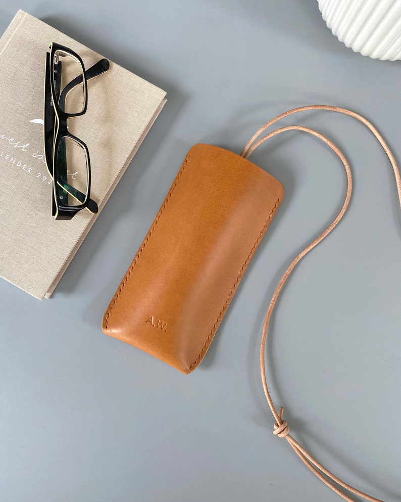 Etui à lunettes en cuir massif avec ou sans dragonne à accrocher autour du cou, en plusieurs coloris, personnalisable avec initiales ou prénom Light brown + strap