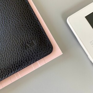 Elegante E-Reader und Tablet-Lederhülle in Schwarz für Kindle, Tolino, Kobo und PocketBook-Geräte sowie für kleinere Tablets Bild 9