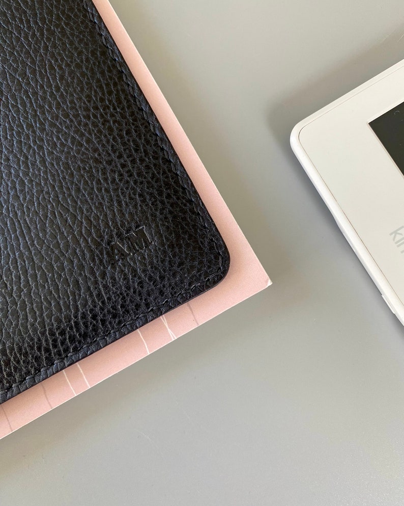 Elegante E-Reader und Tablet-Lederhülle in Schwarz für Kindle, Tolino, Kobo und PocketBook-Geräte sowie für kleinere Tablets Bild 9