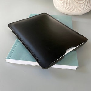 E-Reader und Tablet-Lederhülle in Schwarz, erhältlich für Kindle, Tolino, Kobo und PocketBook Geräte sowie für kleinere Tablets, mit Namen Bild 6