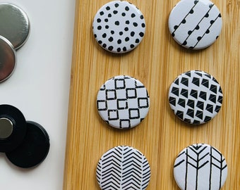 Set - black and white - magnet / button