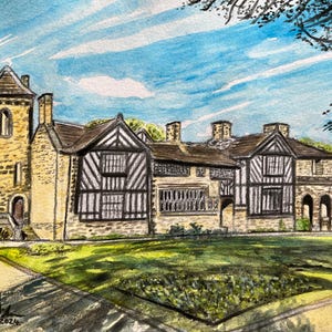 Può includere: Dipinto ad acquerello di un edificio storico con una torre e sezioni a graticcio. L'edificio ha una facciata in pietra e un tetto scuro. Il cielo è blu con nuvole bianche e il primo piano mostra un prato verde.