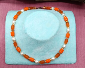 orangene Halskette mit Süsswasserperlchen
