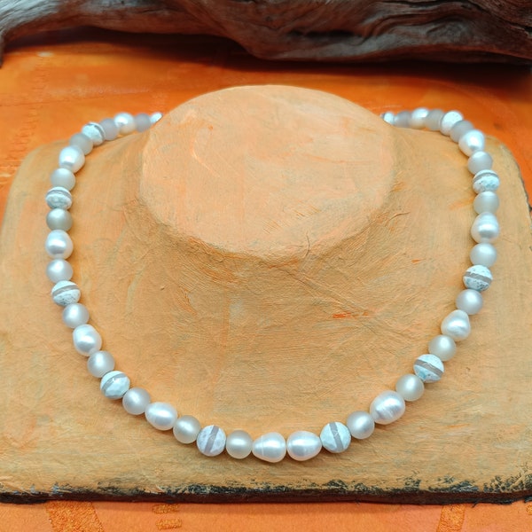 weisse Perlenkette, Perlenkette,  edle Perlenkette, Perlenkette Einzelstück, Halskette für  Frau, kurue Halskette, edle Halskette,