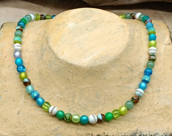 collier vert délicat avec pierres précieuses, collier perles polaris, collier pour femme, collier en cadeau, collier couleurs printanières