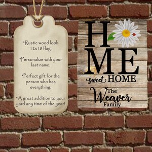 Op de afbeelding: Een rustiek houten decoratieschild met een witte madeliefje en de tekst "Home Sweet Home The Weaver Family". Het schild is 30,5 cm bij 45,7 cm.