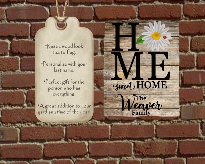Op de afbeelding: Een rustiek houten decoratieschild met een witte madeliefje en de tekst "Home Sweet Home The Weaver Family". Het schild is 30,5 cm bij 45,7 cm.