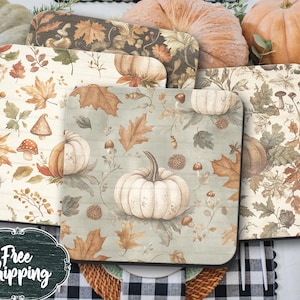 Könnte beinhalten: Ein Set aus vier quadratischen Untersetzern mit herbstlichen Illustrationen von Kürbissen, Pilzen und herabgefallenen Blättern in den Farben Creme, Salbeigrün, Braun und Orange. Jeder Untersetzer zeigt ein eigenes saisonales Muster.