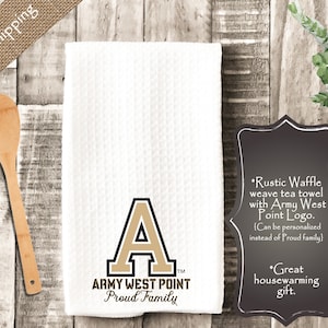 Puede incluir: Toalla de té de tejido de gofre blanco con una "A" dorada y el texto "Army West Point Proud Family".