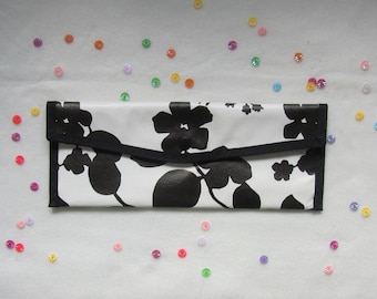 Bestecktasche - Blume schwarz (Druckknopf)