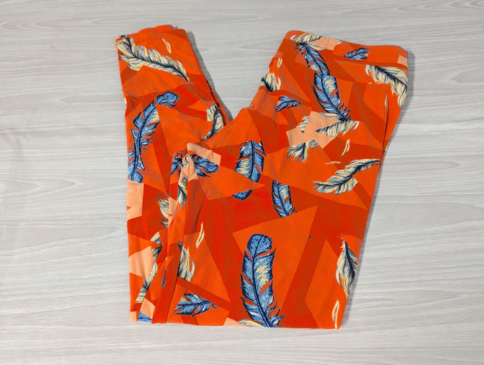 Lularoe Leggings Womens Plus Size TC Tall and Curvy Peach Feathers