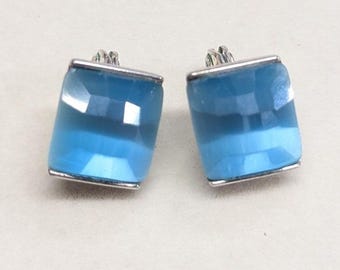 Pendientes vintage Monet con clip, ojo de gato azul, cristal facetado rectangular plateado.