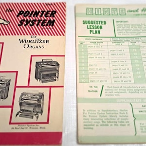 Op de afbeelding: Twee vintage boekjes: "The Pointer System for Wurlitzer Organs" en een lesplan. Het eerste boekje heeft een rood-witte gestreepte rand met illustraties van orgels. Het tweede is groen en wit met een lesplan.