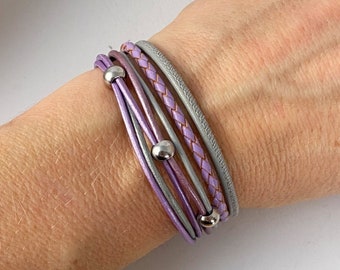 Lederarmband mit Perlchen lila grau Magnetverschluß