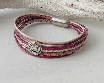 Pulsera étnica de cuero con elemento redondo, color baya.
