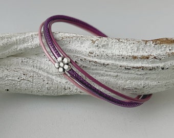 feines Armband Leder mit Blümchen lila und rosa