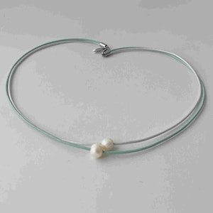 Short necklace made of leather cords with 2 pearls, mother-of-pearl, mint.