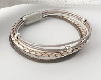 Lederarmband helltaupe weiß  mit Perlchen