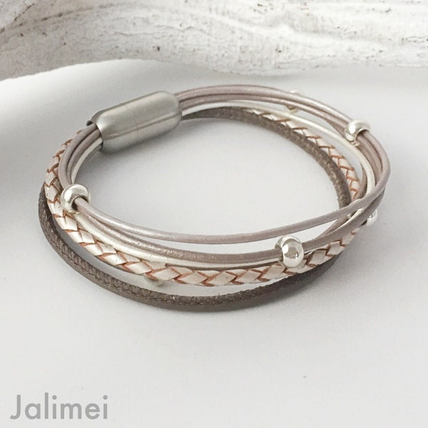 Leather bracelet light taupe white with pearls